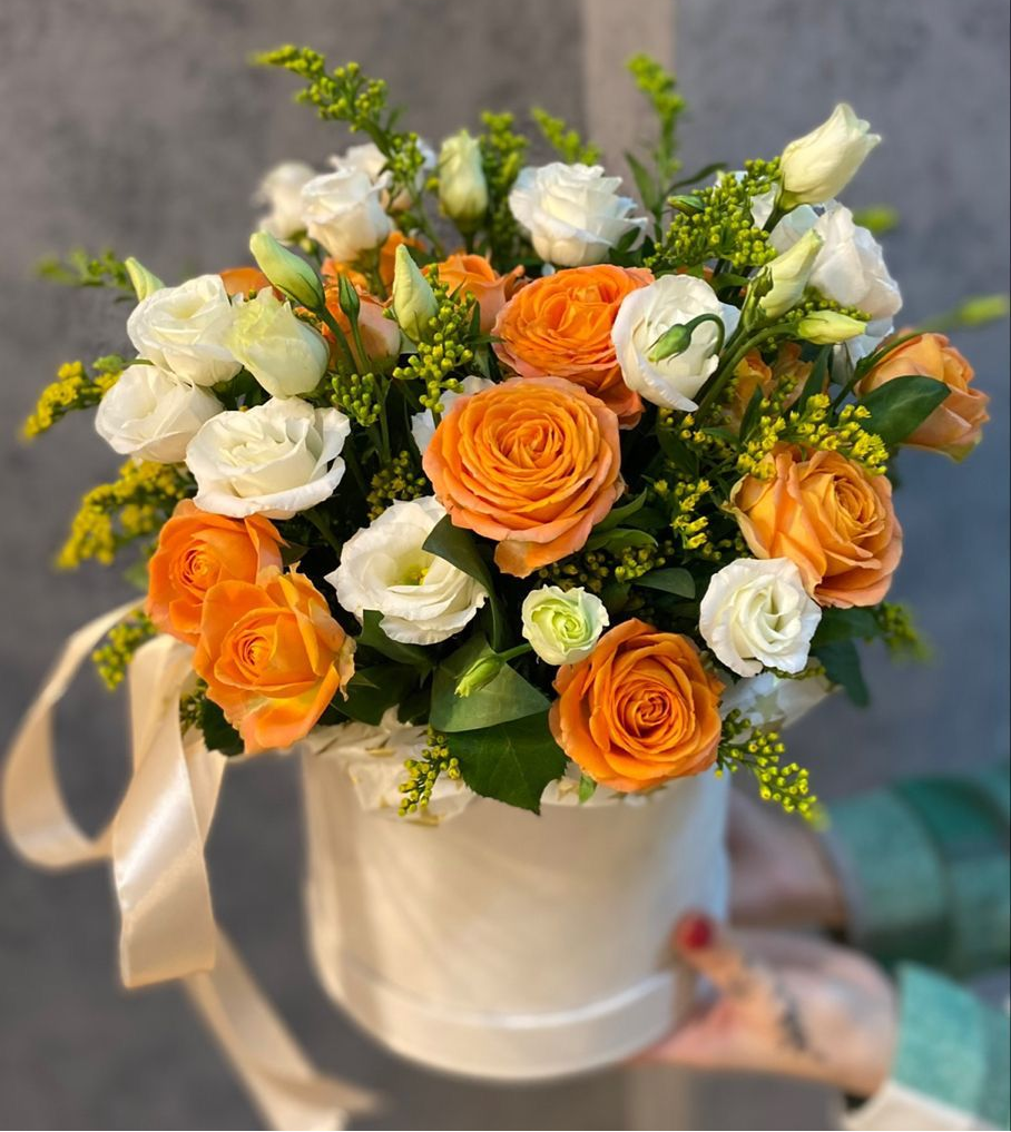 12 Orange Ecuadorian Roses & Eustoma in a box